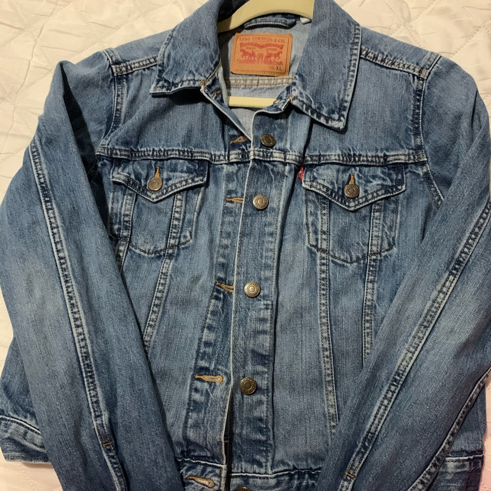 Levi’s denim jacket (XL IN KIDS)